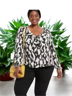 🌺3/$15 Ava & Viv Black and White Abstract V-Neck Blouse